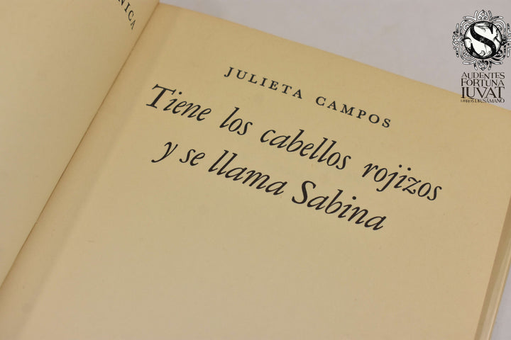 TIENE LOS CABELLOS ROJIZOS Y SE LLAMA SABINA - Julieta Campos